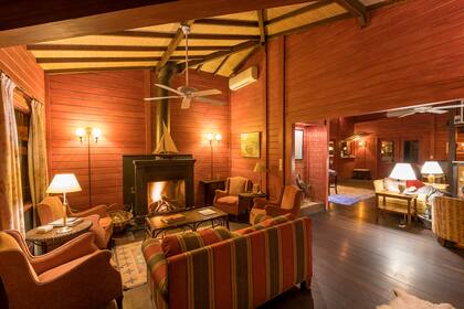 El living con chimenea y el comedor, dos espacios privilegiados para saborear una copa a la noche.