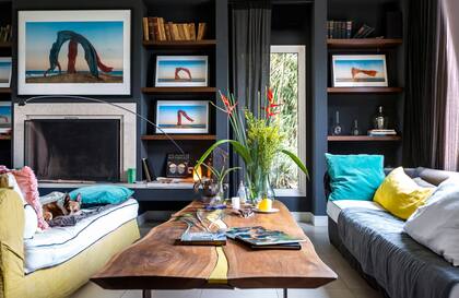 El living, con ventanales que dan al jardín del frente y al parque trasero, es el espacio de encuentro de amigos y familia, que se reúnen sobre el lit de repos, una inmensa cama de descanso diseñada por Mariana.