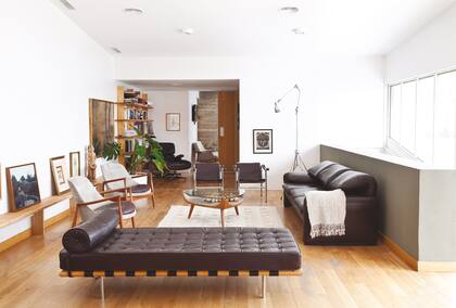 El living conserva su amplitud y está decorado con muebles clásicos. La alfombra cruda tejida a mano en telar en pura lana de oveja (Elementos Argentinos) sectoriza el área del living