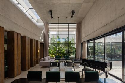 El living da al patio “pergolado” . Arq. Mariano Fiorentini / Fotografía: Ramiro Sosa.