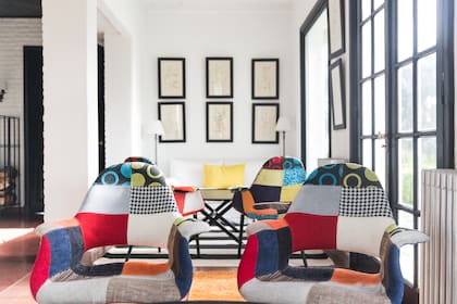 El living de Ave María, lleno de luz y de exquisita decoración