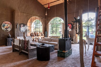 El living de la casa está lleno de los animales que representa en su obra Desirée de Ridder.
