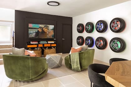 El living de la casa tiene detalles urbanos que caracterizan el estilo de Daddy Yankee