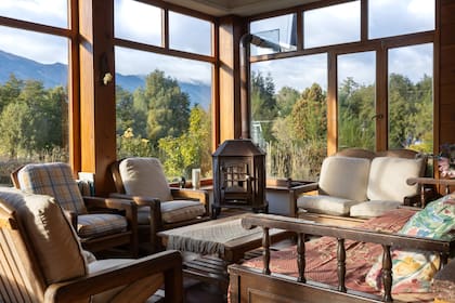 El living de la Hostería Huechulaufquen.