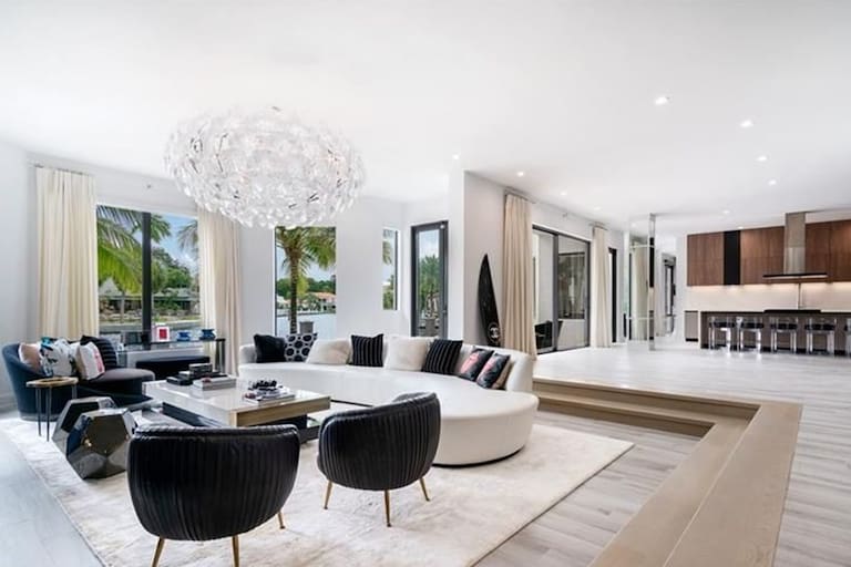 El living de la mansión de Messi está integrado con la cocina