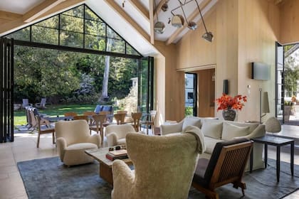 El living de la mansión de Paltrow se integra con el exterior