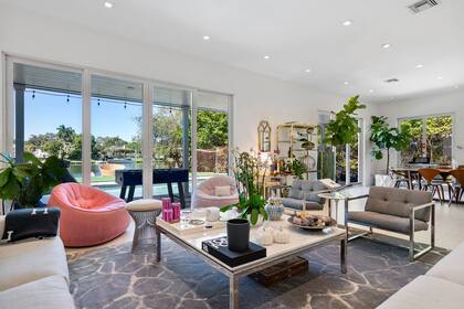 El living de la mansión que compró Alex Rodríguez poco antes de separarse de Jennifer López para poder vivir como familia ensamblada