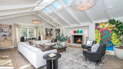 El living de la mansión que Jim Carrey puso en venta