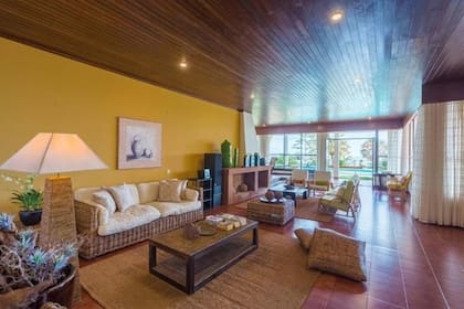 El living de la residencia refleja un diseño moderno y minimalista, con mobiliario de lujo y ventanales de piso a techo que maximizan la luz natural