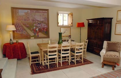 El living de Llwynywermod mantiene la esencia rural, con textiles de fabricación local