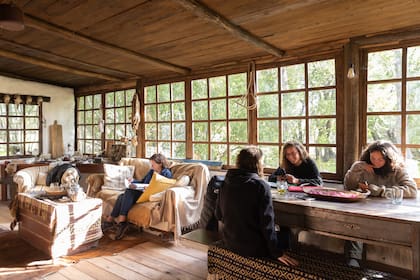 El living de Santa Thelma, donde los anfitriones y los huéspedes intercambian experiencias