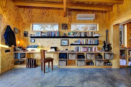 El living de The Commons ofrece un espacio amplio y luminoso para encuentros grupales