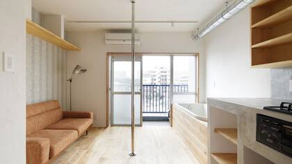 El living de una de las casas desarrolladas por el arquitecto japonés Rintaro Kikuchi