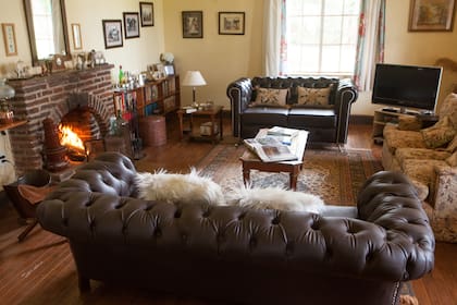 El living del casco de estancia en Virocay.