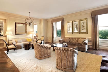 El living del departamento 607 tiene pisos de parquet, techos de más de 3 metros de altura y vistas al Central Park