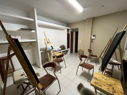 El living del departamento convertido en el atelier de la artista plástica Romina Seguerela, donde pinta y da clases. Fotos: gentileza @rsarteboutique