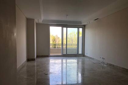 El living del departamento del tercer piso del Chateau Puerto Madero. Tiene una habitación, cocina, dos baños, dos balcones y un living.