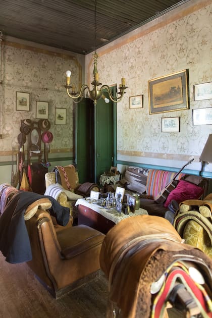 El living del puesto Las Ánimas fue acondicionado para recibir turistas