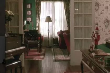 El living durante la filmación de la película con tonos navideños