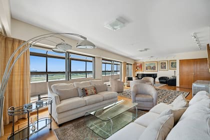 El living en “L” permite sectorizar los espacios y se abre a un balcón corrido con visuales despejadas