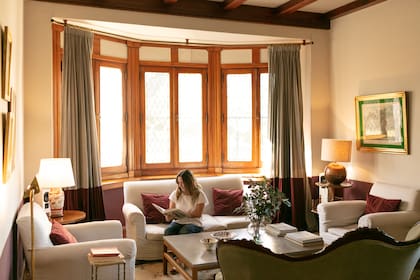 El living es sobrio y elegante.