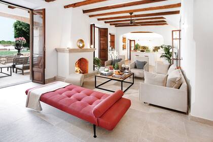 El living es un ejemplo del estilo “natural chic” de Roberto Santos Batista, el interiorista canario que estuvo a cargo de la remodelación integral.