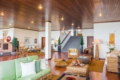 El living está decorado con muebles rústicos