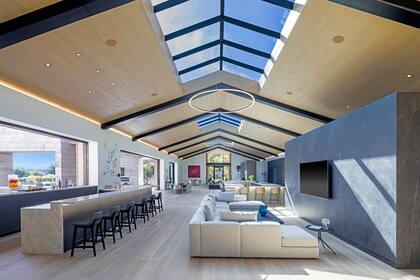 El living, imponente y espacioso, con una barra inmensa