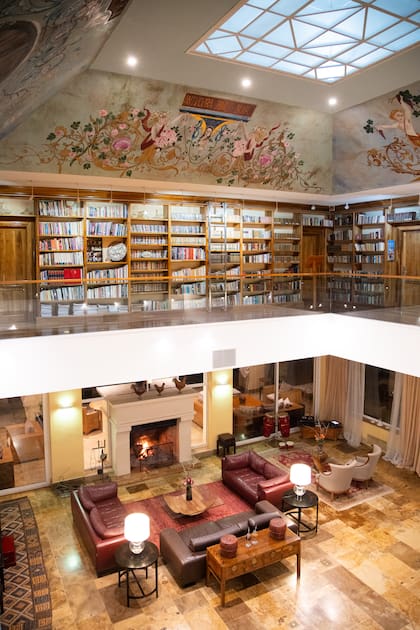 El living junto al fogón es el spot para leer y degustar los vinos de la casa