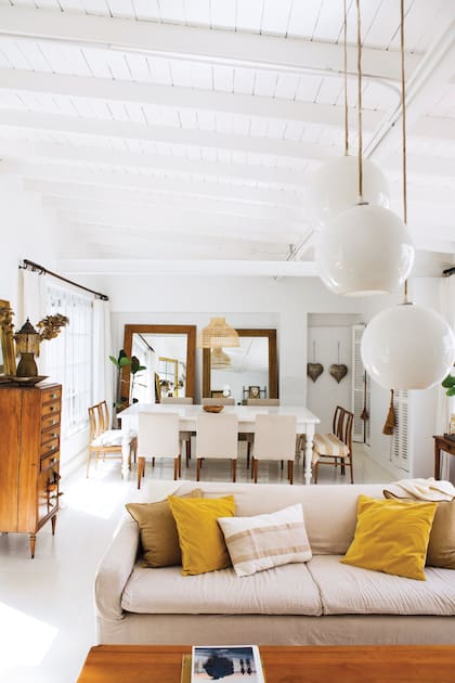 El living marca el sector más colorido de este gran ambiente dominado por el blanco y el marrón.