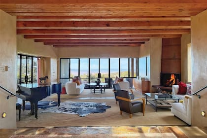 El living principal, con un hogar y ventanales amplios para aprovechar las vistas de las montañas de Jemez