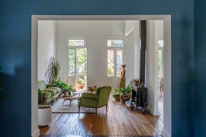 El living se equipó con muebles que la arquitecta trajo de su departamento anterior. Alfombra de lana natural (Elementos Argentinos).