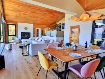 El living se integra con la cocina en un diseño sin barreras