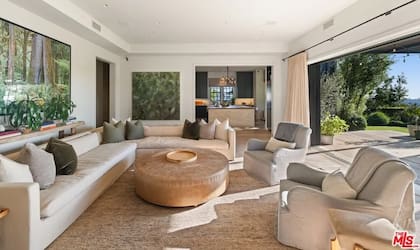 El living tiene salida directa al jardín, con ventanales que conectan el interior con el entorno verde