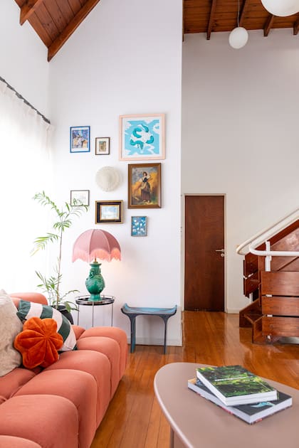 El living, ubicado en un primer piso. Sillón terracota (Melazza), banco (El Yeite), mesa ratona (Alto Rancho) y mix de almohadones traídos de viajes o líneas mandadas a hacer por Antera para eventos y la lámpara de un remate.
