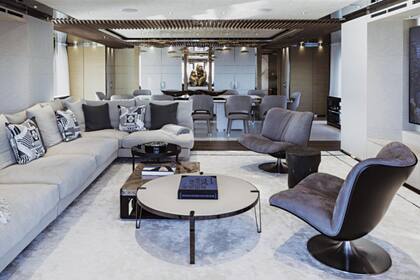 El living y el comedor, decorado con tonos neutros.