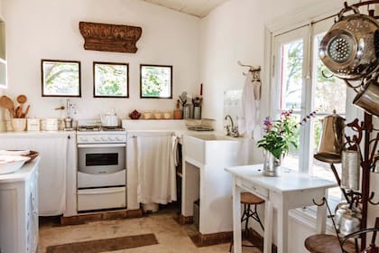 El living y la cocina de la casa de huéspedes están conectados por puertas-ventana.