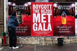 Indignación por el protagonismo de Jeff Bezos en la Gala del Met