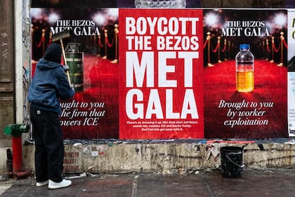 El llamado al boicot de la Met Gala en las paredes de Nueva York (@everyonehateselon)