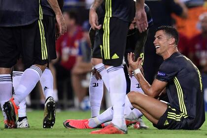 Antes del llanto, una sonrisa irónica: Cristiano la pasó mal en Valencia, donde Juventus ganó 2-0