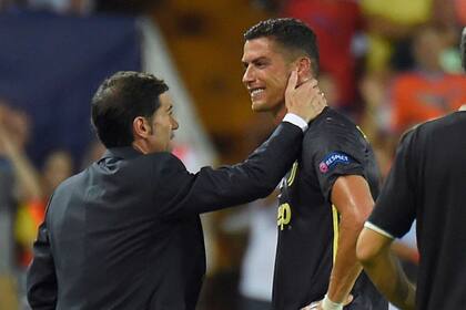 El llanto de CR7 tras la injusta expulsión ejecutada por en arbitro Felix Brych y el consuelo del técnico Marcelino Garcia, de Valencia