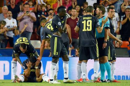 El llanto de CR7 tras la expulsión ejecutada por el árbitro Felix Brych, mientras sus compañeros protestan