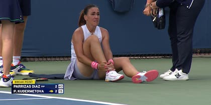 El llanto de la tenista española Nuria Párrizas Díaz, lesionada en un tobillo, cuando el partido estaba apenas empatado 2-2 en el primer set ante Kudermetova