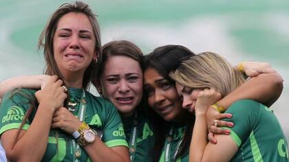 El llanto de las mujeres deudas de los fallecidos en el accidente de Chapecoense