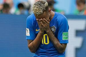 Neymar disimuló una falta, y por el VAR, el árbitro no cobró un penal