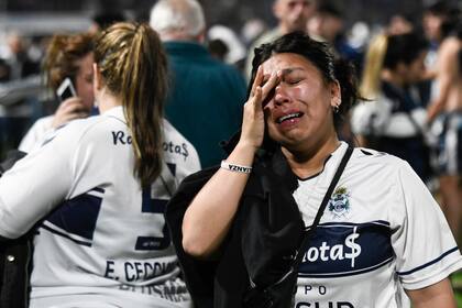 El llanto de una hincha de Gimnasia de La Plata