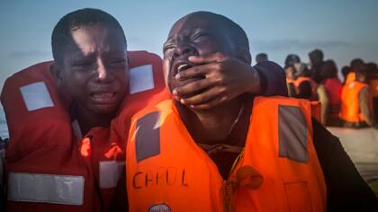 Dos hermanos nigerianos no encuentran consuelo tras la muerte de su madre en medio de un viaje para cruzar el Mediterráneo