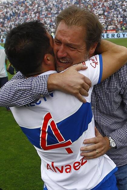 El llanto y el abrazo con sus jugadores, en el título que cortó la racha de subcampeonatos