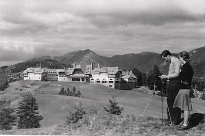 El Llao Llao se incendió el 26 de octubre de 1939 y fue reconstruido en tiempo récord. Reabrió el 15 de diciembre de 1940