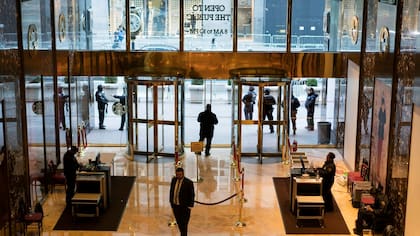 El lobby de la torre donde reside y tiene sus oficinas el presidente electo